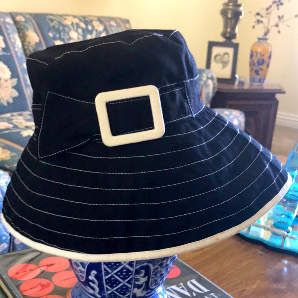 BUCKET HAT BLACK/WHITE EUC!